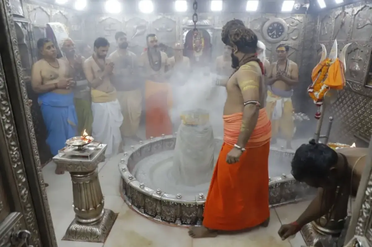 उज्जैन महाकालेश्वर मंदिर में भस्म आरती के दौरान भस्म चढ़ाते पुजारी
