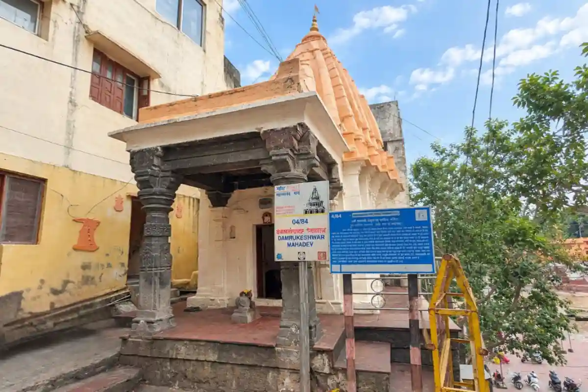 Shivalinga in the sanctum of Damarukeshwar Mahadev, Ujjain