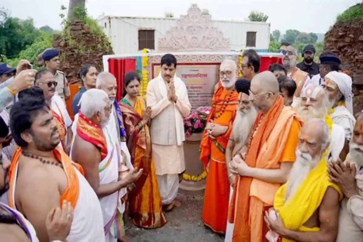ओंकारेश्वर के एकात्म धाम में पंचायतन मंदिर के शिलान्यास समारोह का दृश्य