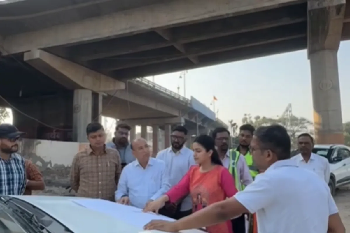 Divisional Commissioner Ashish Singh and Collector Roushan Kumar Singh inspecting the Simhastha Bypass and Ujjain-Jaora four-lane