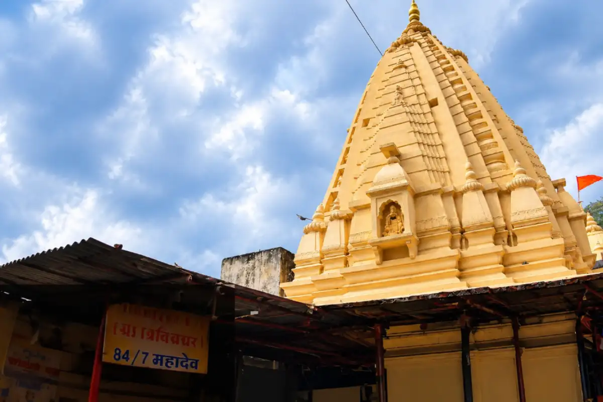 Trivishtapeshwar Mahadev shrine behind the Omkareshwar temple in the Mahakal temple complex