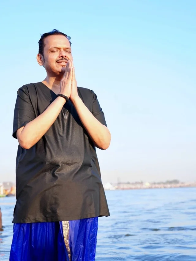 Maharashtra CM Prays at Sangam in Maha Kumbh 2025